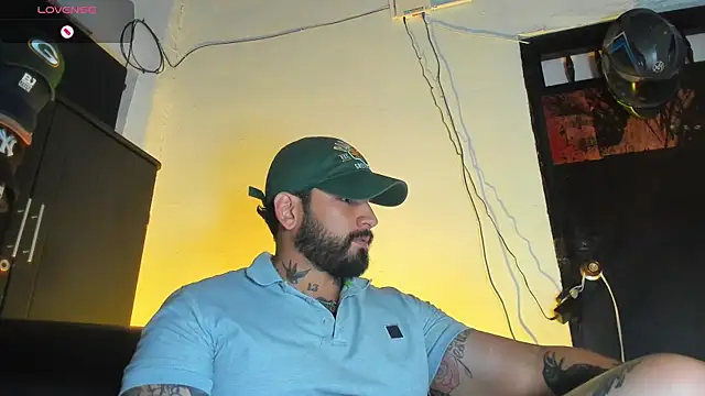 Snapshot of CamiloGray_ chatting on 12.17.25 CamiloGray online show from 12.17.25