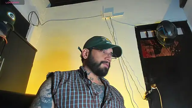 Snapshot of CamiloGray_ chatting on 12.18.25 CamiloGray online show from 12.18.25