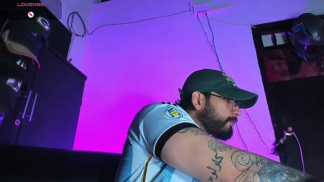 Snapshot of CamiloGray_ chatting on 12.19.25 CamiloGray online show from 12.19.25