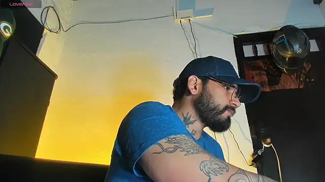 Snapshot of CamiloGray_ chatting on 12.21.25 CamiloGray online show from 12.21.25