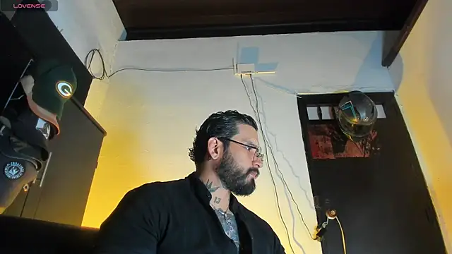 Snapshot of CamiloGray_ chatting on 12.22.25 CamiloGray online show from 12.22.25