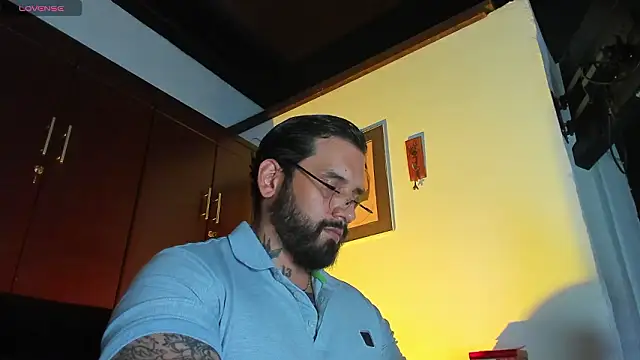 Snapshot of CamiloGray_ chatting on 02.05.26 CamiloGray online show from 02.05.26