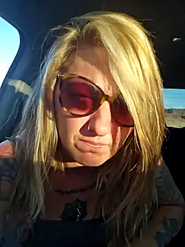 Snapshot of SheIsSomething chatting on 01.02.25 SheIsSomething online show from 01.02.25