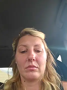 Snapshot of SheIsSomething chatting on 01.03.25 SheIsSomething online show from 01.03.25