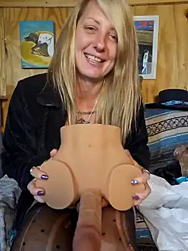 Snapshot of SheIsSomething chatting on 01.29.25 SheIsSomething online show from 01.29.25