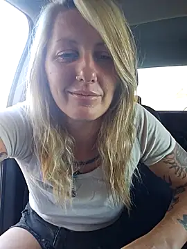 Snapshot of SheIsSomething chatting on 03.05.25 SheIsSomething online show from 03.05.25