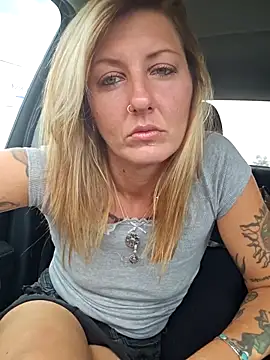 Snapshot of SheIsSomething chatting on 09.19.25 SheIsSomething online show from 09.19.25