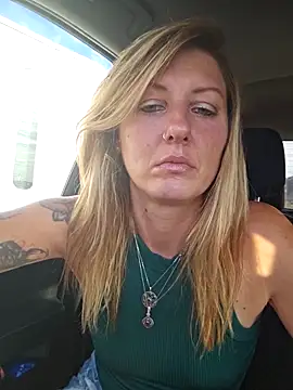 Snapshot of SheIsSomething chatting on 11.03.25 SheIsSomething online show from 11.03.25