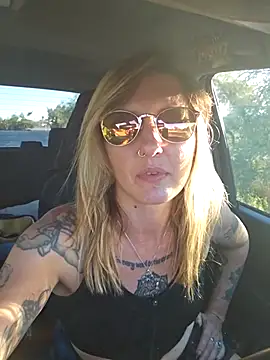 Snapshot of SheIsSomething chatting on 12.01.25 SheIsSomething online show from 12.01.25