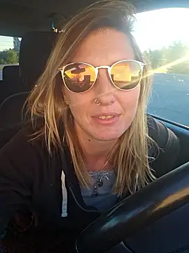 Snapshot of SheIsSomething chatting on 12.05.25 SheIsSomething online show from 12.05.25