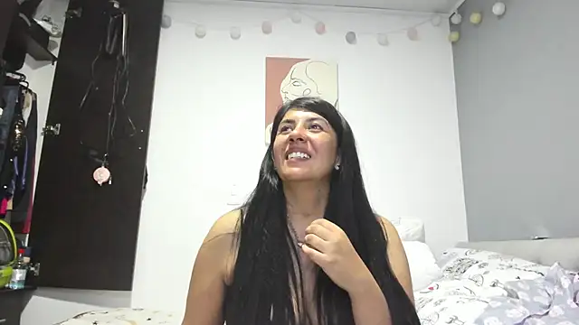 Snapshot of aisha_latina chatting on 02.04.25 aisha latina online show from 02.04.25