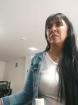 Snapshot of aisha_latina chatting on 10.07.25 aisha latina online show from 10.07.25