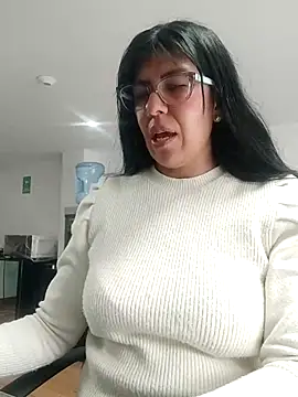 Snapshot of aisha_latina chatting on 10.14.25 aisha latina online show from 10.14.25