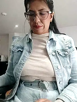 Snapshot of aisha_latina chatting on 10.17.25 aisha latina online show from 10.17.25