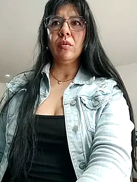 aisha latina online show from 11.10.25