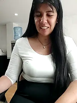 Snapshot of aisha_latina chatting on 05.05.26 aisha latina online show from 05.05.26