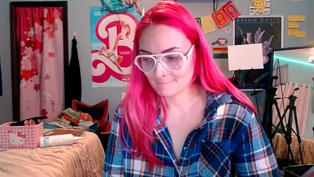 Snapshot of JenniferGwen chatting on 10.28.25 JenniferGwen online show from 10.28.25