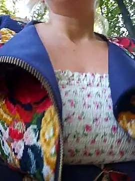 Snapshot of Marushka chatting on 09.10.25 Marushka online show from 09.10.25