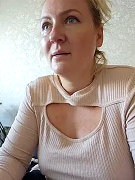 Snapshot of Marushka chatting on 10.02.25 Marushka online show from 10.02.25