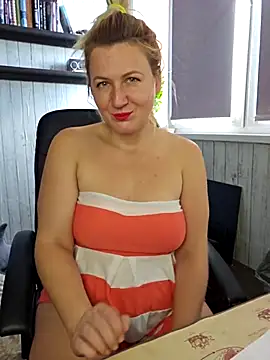 Snapshot of Marushka chatting on 10.19.25 Marushka online show from 10.19.25