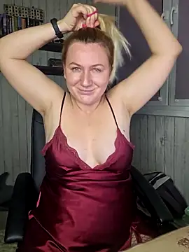 Snapshot of Marushka chatting on 12.15.25 Marushka online show from 12.15.25