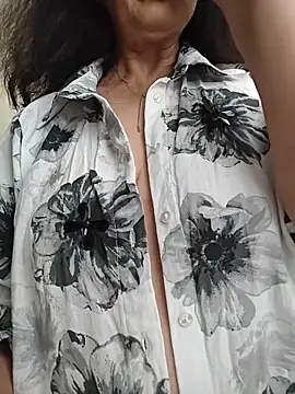 Snapshot of Susannemilf chatting on 10.19.25 Susannemilf online show from 10.19.25