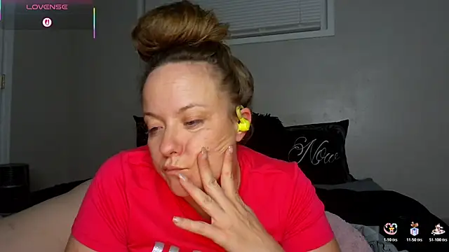 Snapshot of julimonroe chatting on 12.17.25 julimonroe online show from 12.17.25