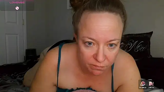 Snapshot of julimonroe chatting on 12.18.25 julimonroe online show from 12.18.25