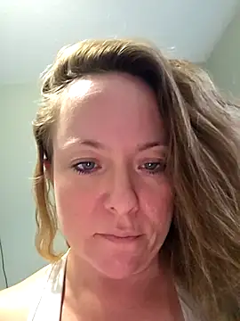 Snapshot of julimonroe chatting on 01.06.26 julimonroe online show from 01.06.26