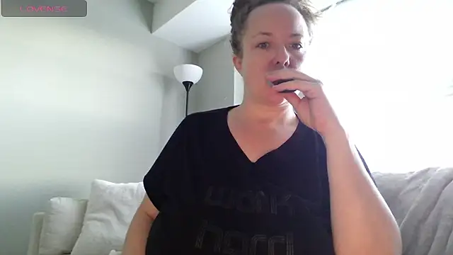 Snapshot of julimonroe chatting on 01.12.26 julimonroe online show from 01.12.26