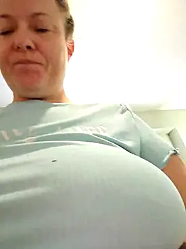 Snapshot of julimonroe chatting on 01.13.26 julimonroe online show from 01.13.26