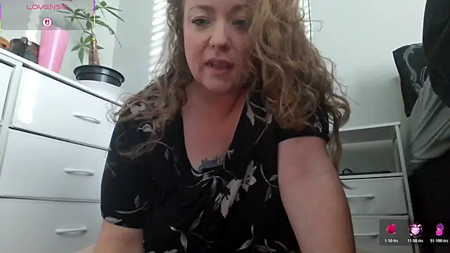 Snapshot of julimonroe chatting on 01.17.26 julimonroe online show from 01.17.26