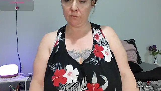 Snapshot of julimonroe chatting on 02.21.26 julimonroe online show from 02.21.26