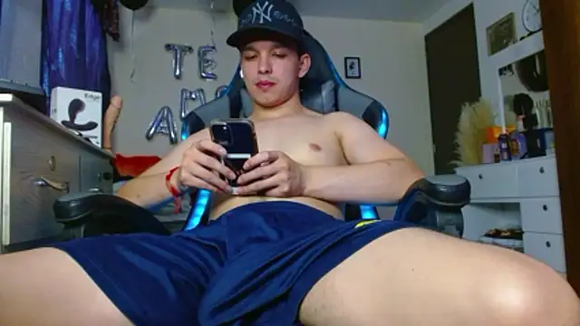 Snapshot of Angel-Twink chatting on 06.21.26 Angel-Twink online show from 06.21.26