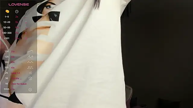 JenniferQueen11 online show from 01.18.25