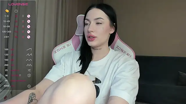 JenniferQueen11 online show from 01.19.25