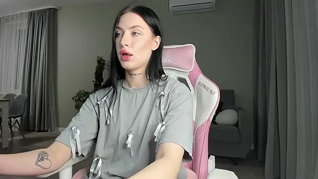 JenniferQueen11 online show from 02.21.25