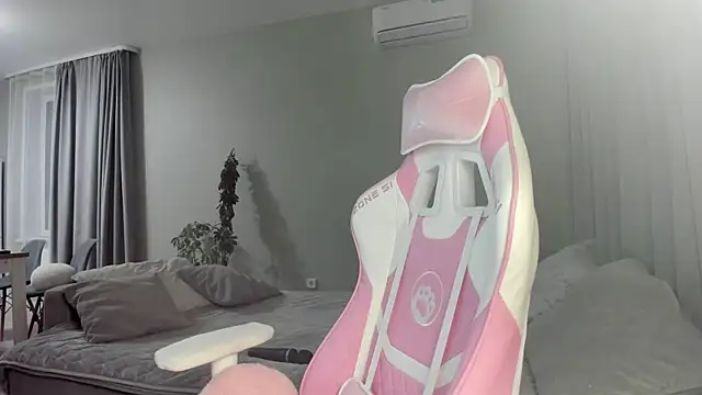 JenniferQueen11 online show from 03.13.25