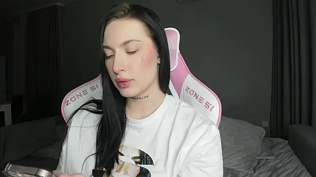 JenniferQueen11 online show from 03.16.25