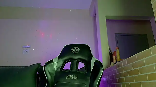 Snapshot of isa_hotwifee chatting on 10.26.25 isa hotwifee online show from 10.26.25