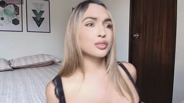 Snapshot of carminaurmommy chatting on 12.21.25 carminaurmommy online show from 12.21.25