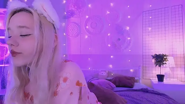 Snapshot of IrmaBell chatting on 01.29.25 IrmaBell online show from 01.29.25