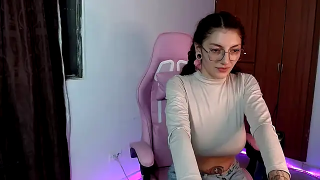 Snapshot of tastymeli chatting on 12.28.24 tastymeli online show from 12.28.24