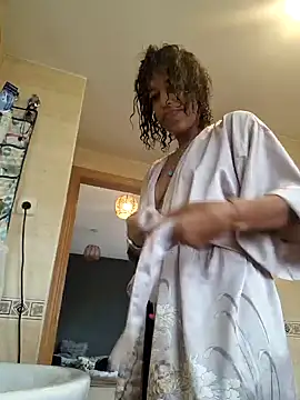 Snapshot of Goldenlace chatting on 01.27.25 Goldenlace online show from 01.27.25