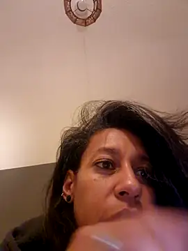 Snapshot of Goldenlace chatting on 03.17.25 Goldenlace online show from 03.17.25