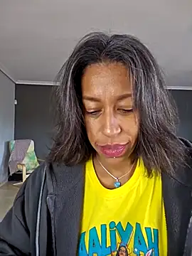 Snapshot of Goldenlace chatting on 03.20.25 Goldenlace online show from 03.20.25