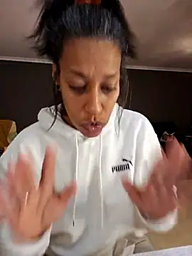 Snapshot of Goldenlace chatting on 03.20.25 Goldenlace online show from 03.20.25