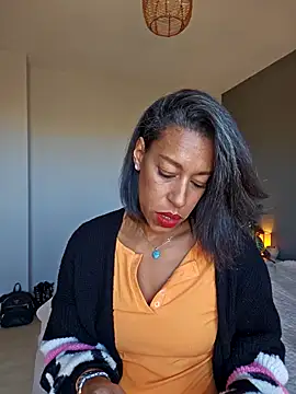 Snapshot of Goldenlace chatting on 11.03.25 Goldenlace online show from 11.03.25