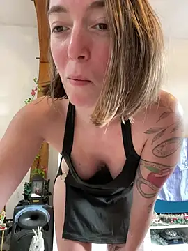 Snapshot of Daisy_Michto_Officiel chatting on 12.13.24 Daisy Michto Officiel online show from 12.13.24