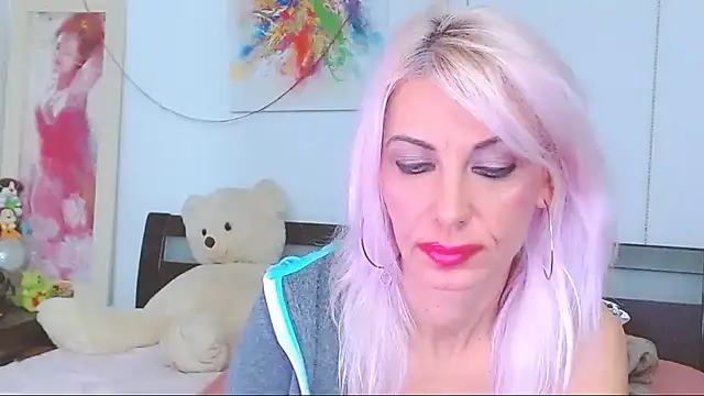 HoneyLara online show from 10.24.25